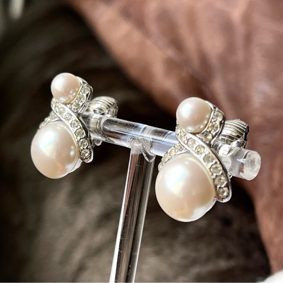 Marvella | Vintage | Faux Pearl Crystal Silver Tone Clip On Earrings - Picture 11 of 14